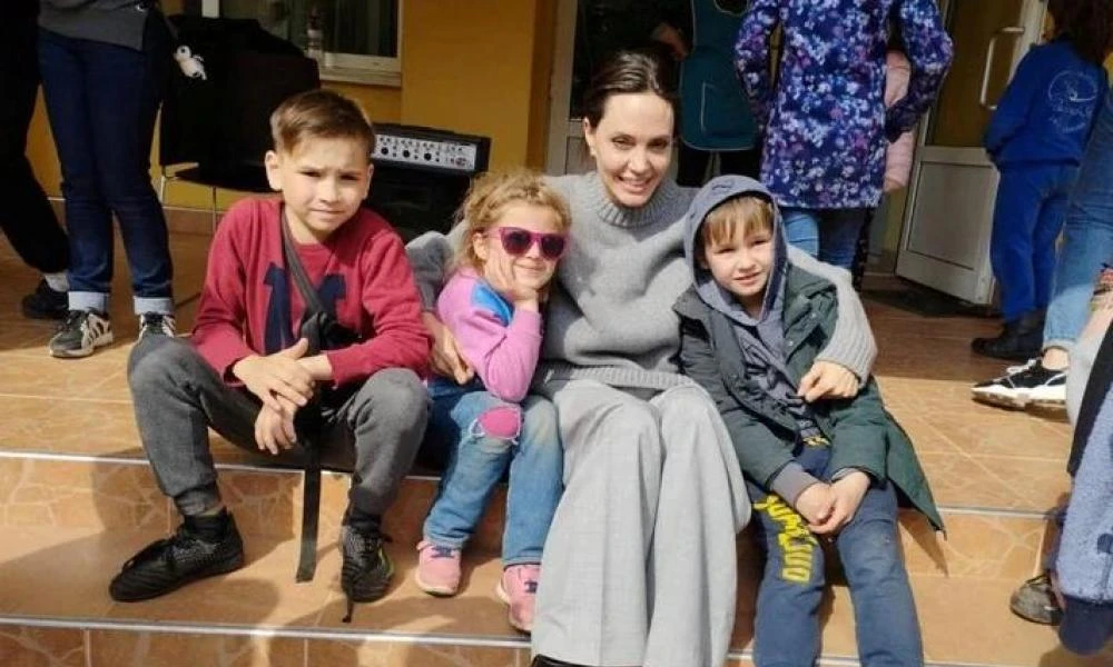 Angelina Jolie: Η στιγμή που φυγαδεύεται σε καταφύγιο στην Ουκρανία (βίντεο)